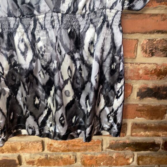 Apt. 9 Gray Black Printed Short Sleeve V-Neck Top Women's Size Small - Picture 3 of 6